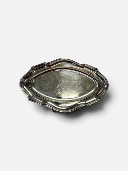 Plat à poisson en argent à bordure mouvementée
Poi
