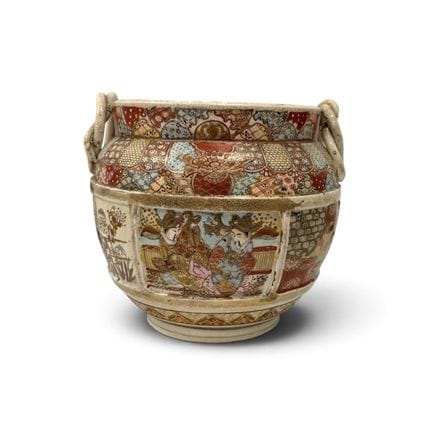 Cache pot en faïence de Satsuma.
La panse et les a