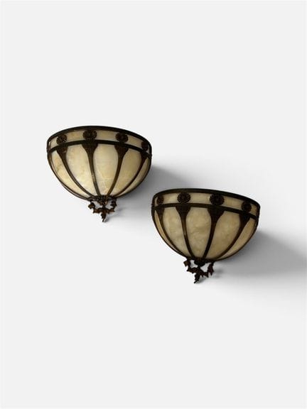Paire d'appliques en métal et albâtre 
H. 23 cm ; 