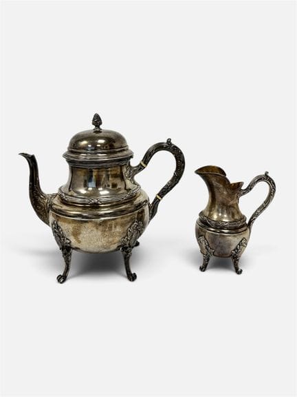 Cafetière et pot à lait en argent de style Louis X