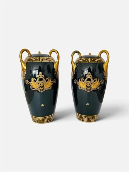 Paire de vases de style Empire en porcelaine bleue