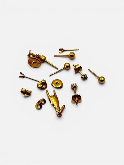 9 petits boutons d'oreilles et un pendentif en or 