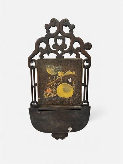 Étagère murale en bois sculpté et ajouré à décor p