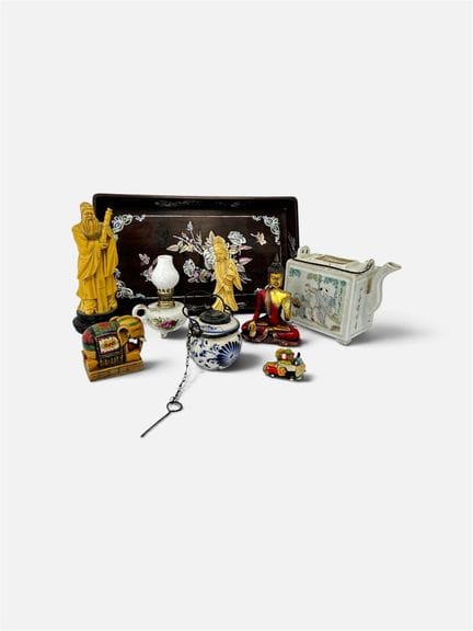 Ensemble d'objets asiatiques comprenant ; théière 