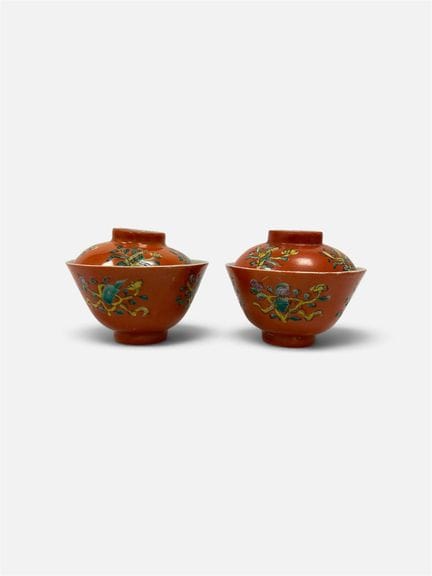 Paire de bols couverts en porcelaine à décor des B