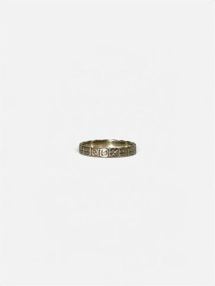 Bague en or gris 750/°° (18cts) à bordure polylobé