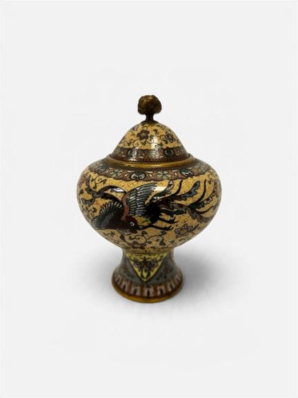 Vase couvert en émaux cloisonnés polychromes à déc
