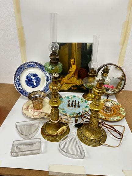 Ensemble comprenant : 
- Une paire de lampe à huil