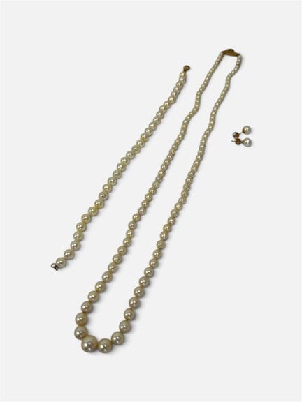 Parure comprenant 
- collier de perle en chute, fe