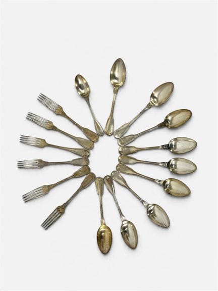 Ensemble de couverts en métal argenté à décor de f