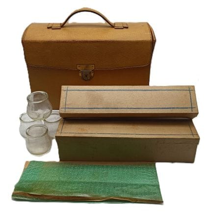 Medicina - borsa in pelle beige contenente uno sca
