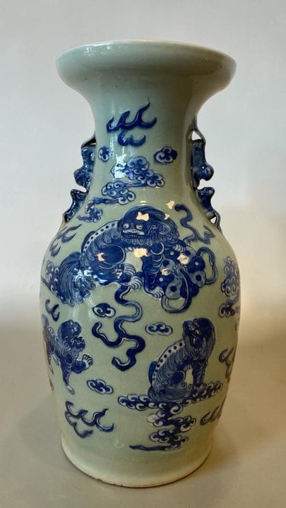 Cina - Grande vaso in celadon con decorazioni bian