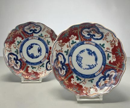 Giappone - Coppia di piatti Imari con bordo smerla