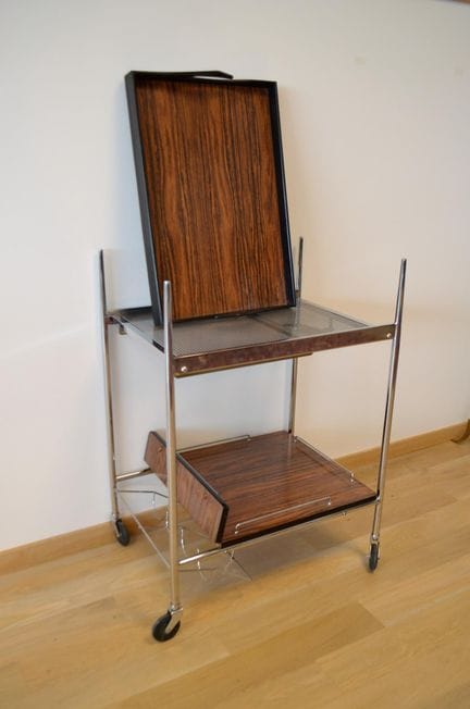 Desserte vintage avec structure chromée
Plateau mo