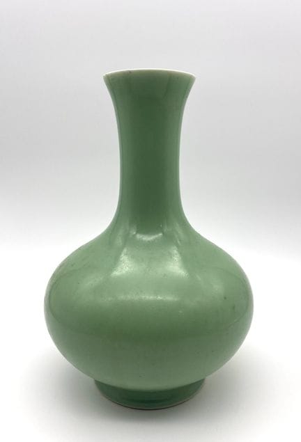 Chine - Vase vert à haut col en porcelaine émaillé