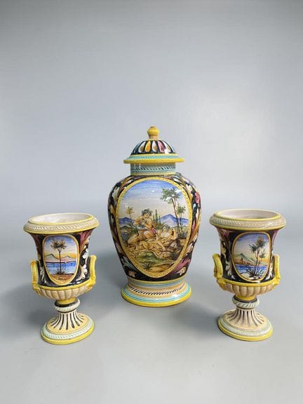 Vaso decorativo in maiolica italiana accompagnato 