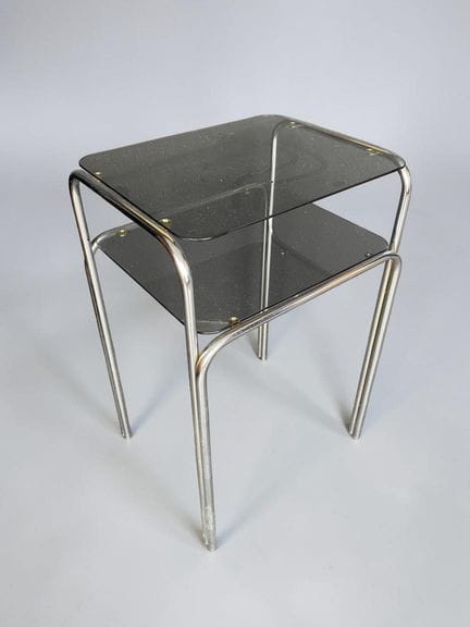 Tavolino realizzato con tubi metallici cromati che