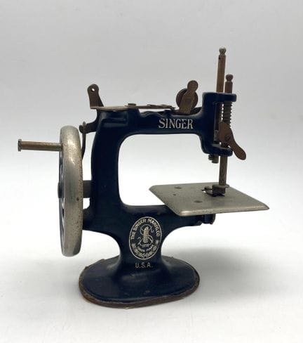 Macchina da cucire Singer in miniatura, 1926 circa