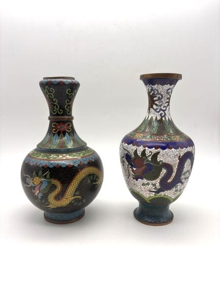 Cina - Set di due vasi a cloisonné con decorazioni