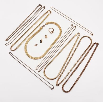 Set di gioielli in metallo dorato composto da 11 c