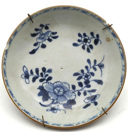Cina - piccolo piatto con decorazione in bianco e 