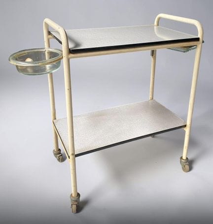 Carrello medico in metallo e formica del marchio “