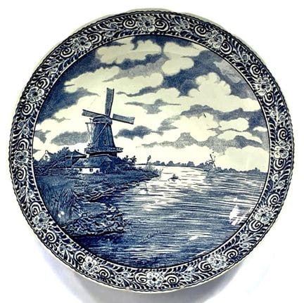 Boch Frères. Grande piatto in maiolica con decoraz