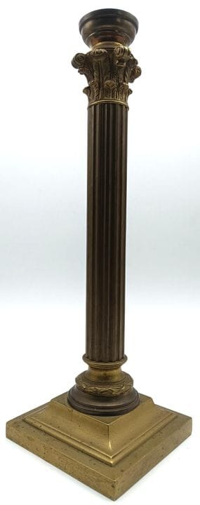Bronzo - grande candeliere a colonna decorato con 