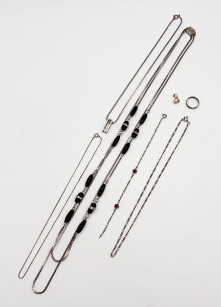 Set di gioielli in metallo argentato composto da q