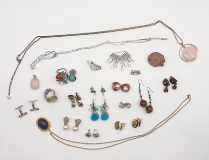 Set di gioielli antichi e contemporanei in metallo