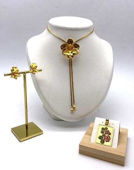 Set di gioielli in metallo dorato composto da un c