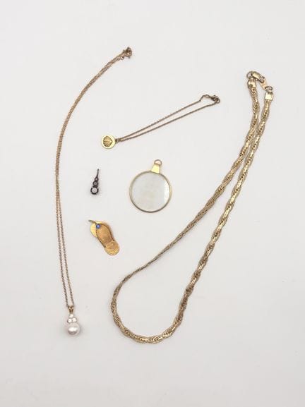 Set di gioielli contemporanei placcati in oro e in