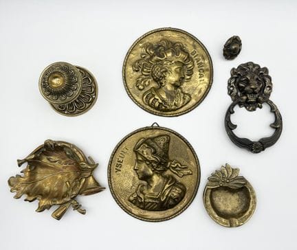 Set di sei soprammobili in rame e bronzo, tra cui 