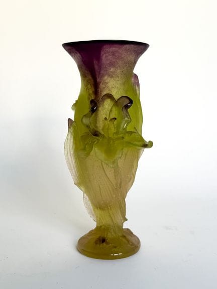 DAUM France
Vase "Iris" en pâte de verre vert et v