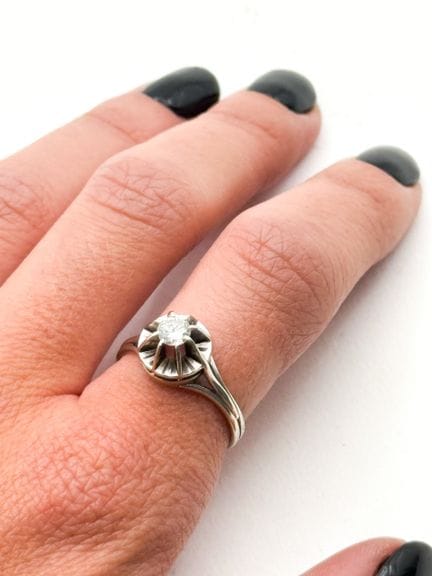 Bague en or gris 18K (750 millièmes), ornée d'un d