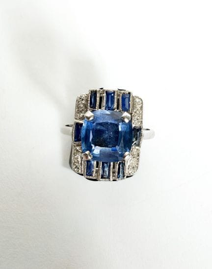 Bague en platine (850 millièmes) centrée d'un saph