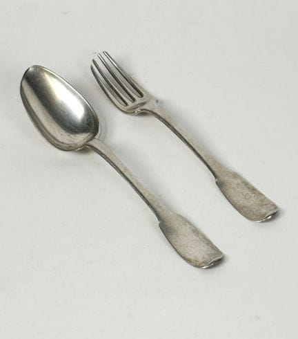 Un couvert de table en argent modèle uni plat.  
P