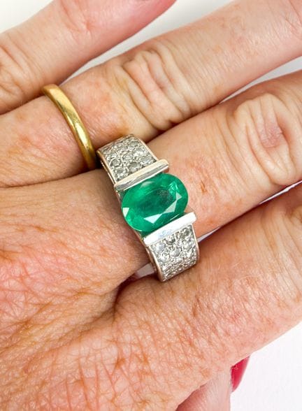 Bague bandeau en or gris 18K (750), ornée d'une ém