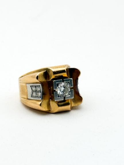 Grande bague en or 18K (750 millièmes), ornée d'un