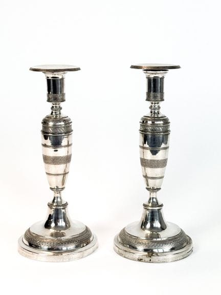 Paire de petits bougeoirs en argent, la base circu