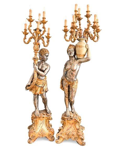 Paire de porte-torchères en bois stuqué doré et pe