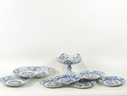 MEISSEN 
Neuf assiettes à gâteau en porcelaine à d