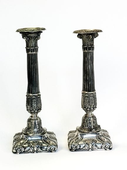 Paire de flambeaux en argent à décors ciselé repou