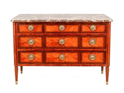 Commode en bois de placage à décor marqueté, la fa