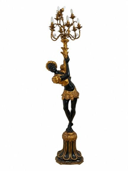 Nubien porte torchère en bois peint retenant un bo