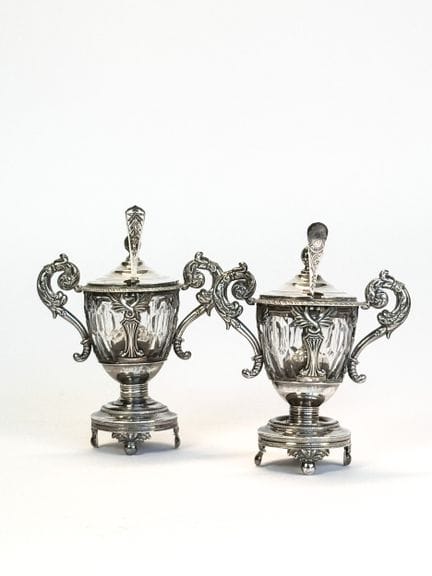 Paire de moutardiers en argent. La base de forme c
