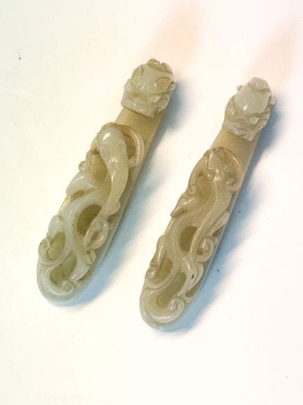 CHINE - Vers 1900
Paire de fibules en jade (néphri
