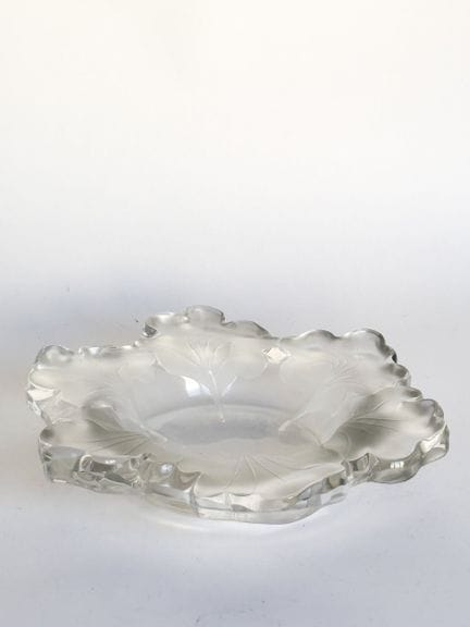 LALIQUE France 
Coupe modèle "Capucine" en verre m