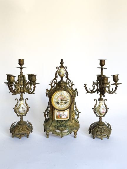 Garniture de cheminée en bronze doré comprenant un