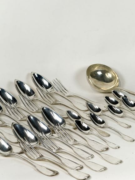 Partie de ménagère en argent, modèle filets, compo